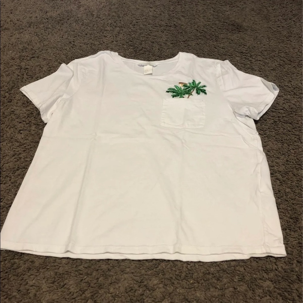 White t shire w palm tree pocket